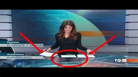 Stunning Italian news presenter flashes her underwear in TV。